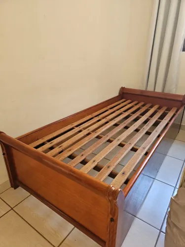 Cama de madeira 