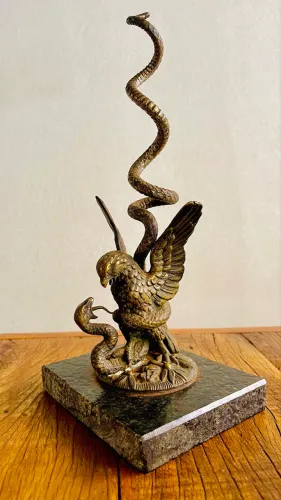 Escultura de Águia e Cobra em Bronze