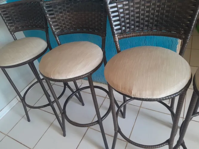 Banquetas da cor creme com almofada circular( 4 banquetas)