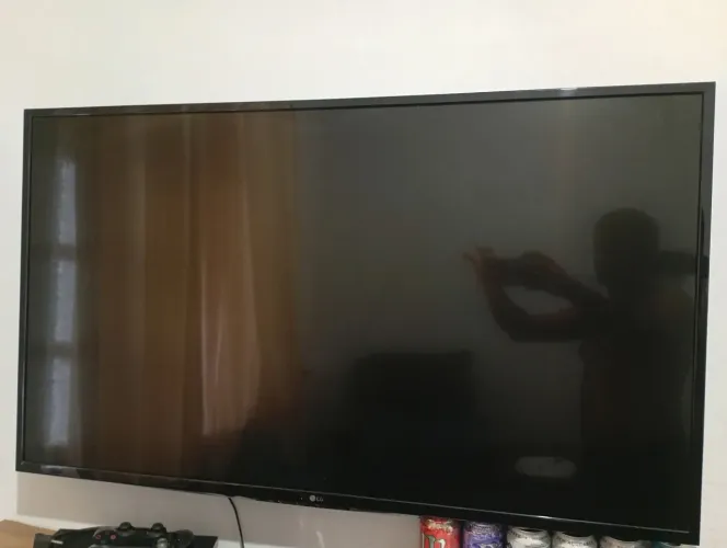 Vendo TV LG 50 polegadas com controle, não é smart