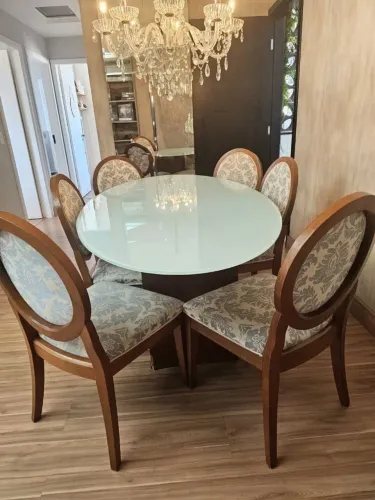 Mesa com 6 cadeiras