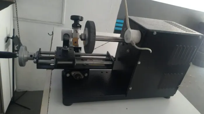 Máquina de afiar alicates