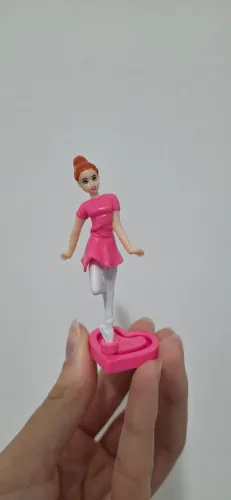 Barbie patinadora kinder ovo 2026