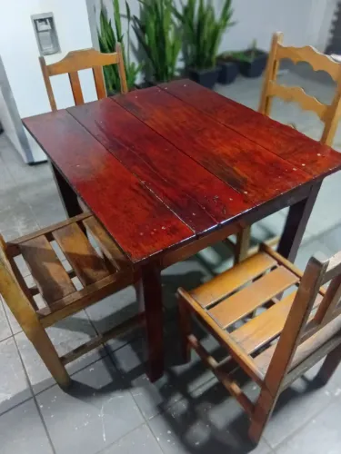Mesa antiga de madeira pura pesada com 4 cadeiras.