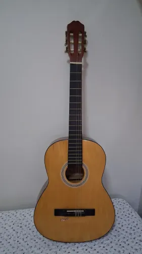Vendo violão em bom estado faltando somente 2 cordas