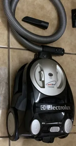 Aspirador de pó Electrolux EasyBox 1600W. Potente e compacto com caixa 