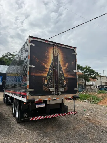 Bitruck 19-320 baú refrigerado gancheiro