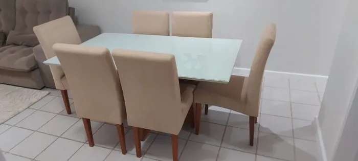 MESA DE JANTAR RETANGULAR TAMPO DE VIDRO COM 06 CADEIRAS SEMI-NOVA