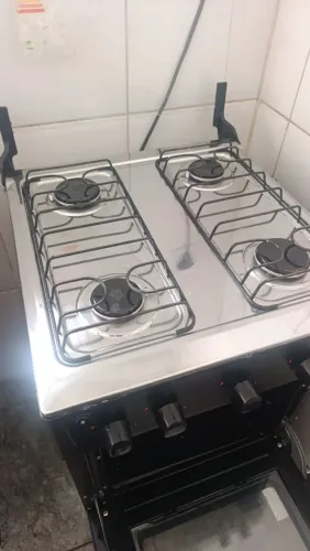 Vende-se fogão semi-novo.