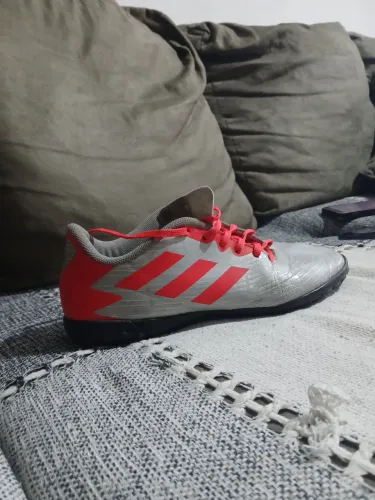 Chuteira Adidas Artilheira V TF Society prata e vermelha
