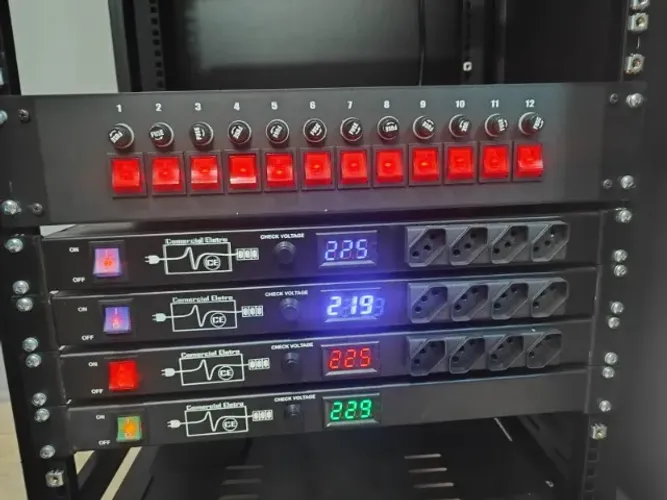 Regua Ac Profissional Padrão Rack 19 8 Tomadas 10a Visor Led
