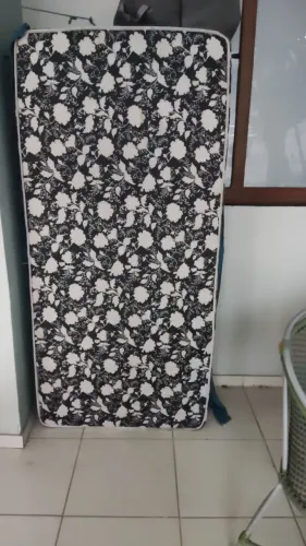 VENDE-SE COLCHÃO DE SOLTEIRO SEMI-NOVO 