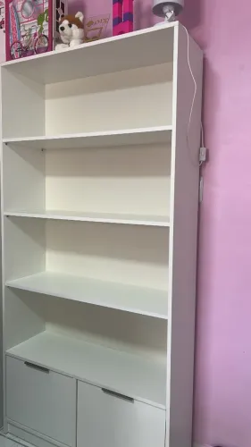 Estante branca duas gavetas.