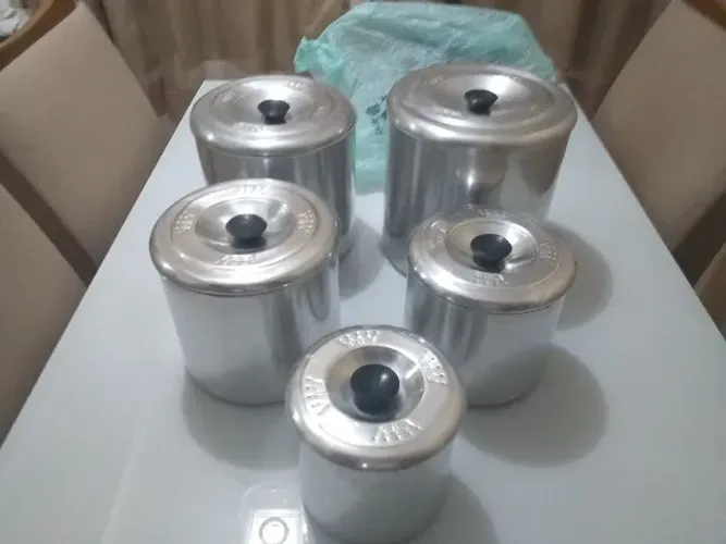 Cinco latas de alumínio para conservar mantimentos. Todas em excelente estado.