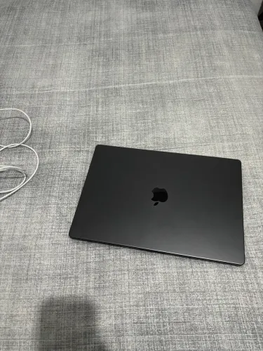 Macbook Pro M5 16gb RAM ssd 1TB