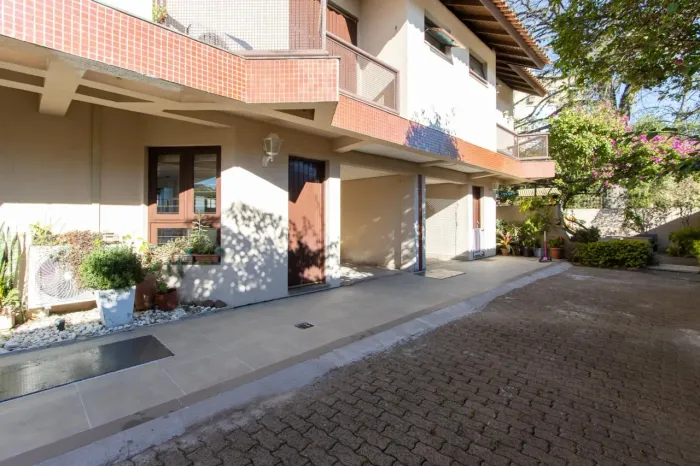Casa em condomínio, com 3 dormitórios,
