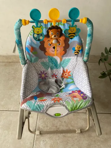 Cadeira infantil vibratória