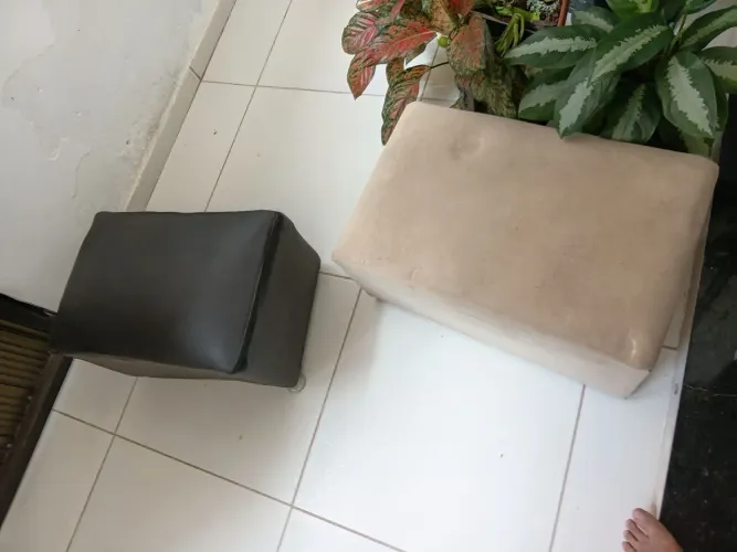 Puffs 1 de corrino e 1 de camurça R$ 100,00