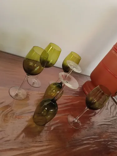 6 taças verdes nunca usadas.