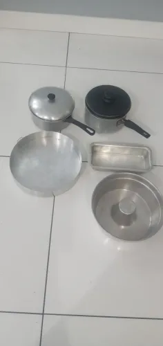 Duas panelas e três formas para bolo.