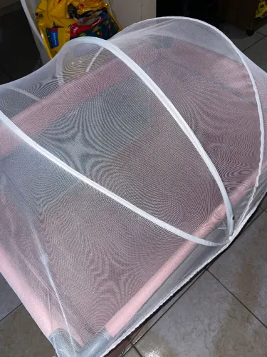 Vendo berço cercadinho rosa.