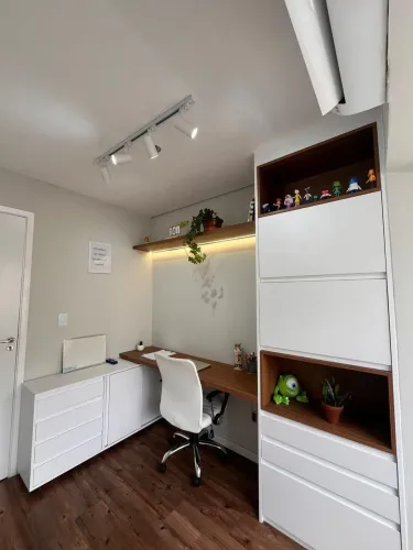Armário estilo modulado branco com nichos amadeirados 