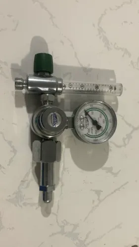 Regulador de pressão com fluxômetro para oxigênio 