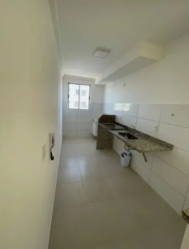 Apartamento no Condomínio Rosa dos ventos. Com 2 qrts, 1 banheiro social, 1 vaga de garage