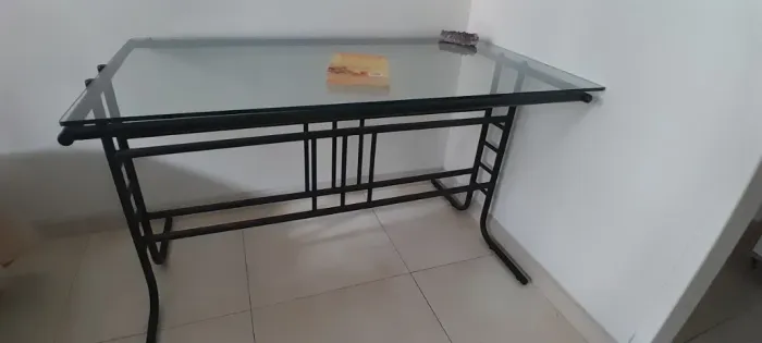 Mesa de jantar base metálica preta e tampo de vidro 4 lugares usada