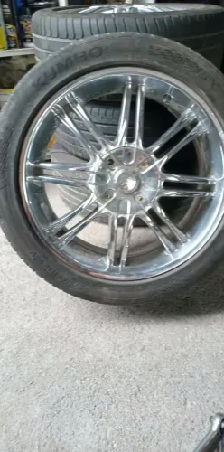 Vendo jogo de rodas originais cromadas multifuro aro 18 com pneus bons .