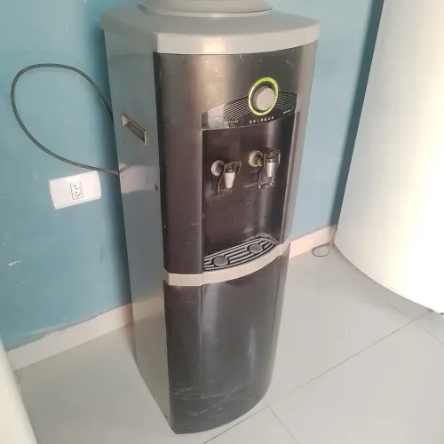 Bebedouro de coluna semi novo. $350