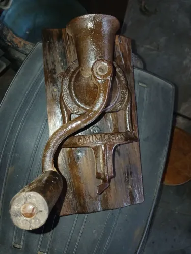 Moedor de café antigo para decoração de ambientes rústicos