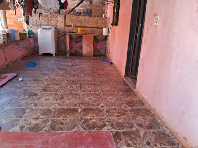 Vendo terreno de esquina com casa e barracão