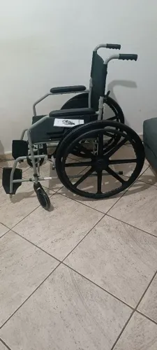 Vendo cadeira de rodas semi nova, preço unico 450modelo D100 POP marca dellamed,pouco uso.