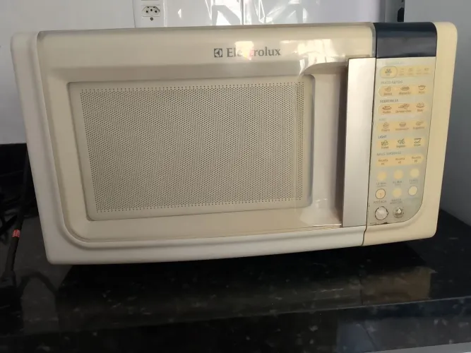 Vende-se microondas electrolux , fucionando perfeitamente cm garantia de três mês