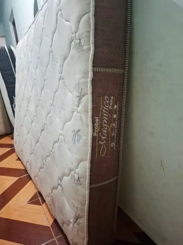 colchão de casal padrão ele é de espuma já está higienizado e tem 188 por 138 