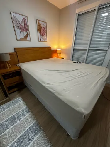 Cama queem semi nova + Cabeceira com mesas laterais. 