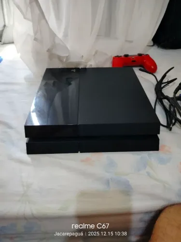 Vendo PS4 fat semi novo com 6 jogos e um controle 