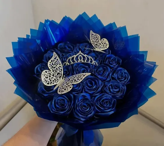= Buquê de cetim - rosas eternas