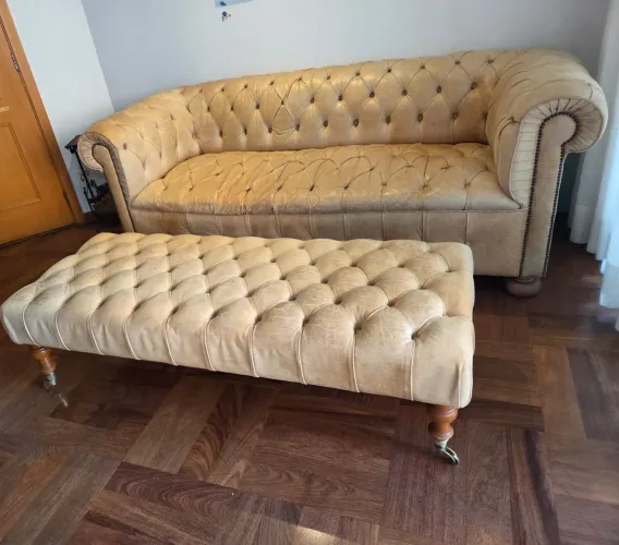 Chesterfield/Capitonê clássico, composto por sofá de 3 lugares + recamier/puff capitonê