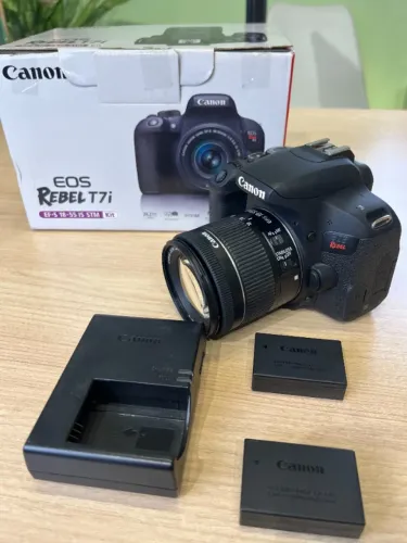 Câmera Canon T7i Semi-Nova + 2 Baterias e Lente - R$2.500