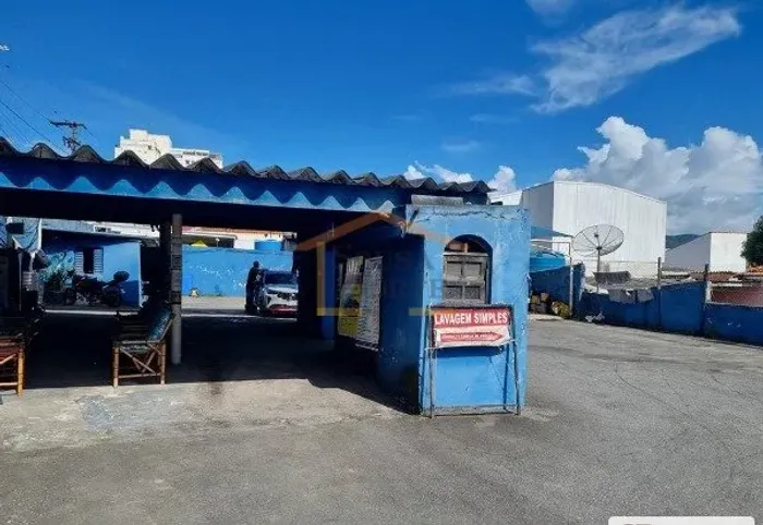 Terreno de esquina, ideal para estacionamento.