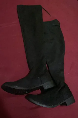 Vendo bota camurça acima do joelho amarra na perna tamanho 37 nova na caixa.