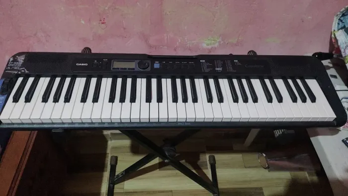 Teclado Cássio CT-S300 SEMI NOVO COM PEDESTAL INCLUSO