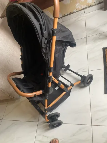 Vendo este carrinho, porque ele está pequeno pra o meu bebê