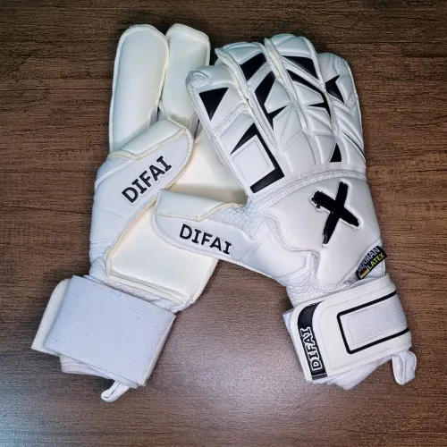 LUVA DE GOLEIRO DIFAI FUSION MG, PRETO/BRANCO 10, Nova, apenas sem a película na palma.