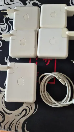 Carregador Apple original para MacBook Air/Pro 13 - formato quadrado