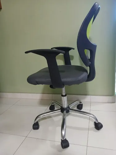 Cadeira com rodinhas em ótimo estado