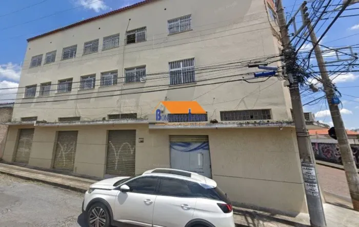 Predio comercial com 7 apartamento e 4 lojas no Renascença