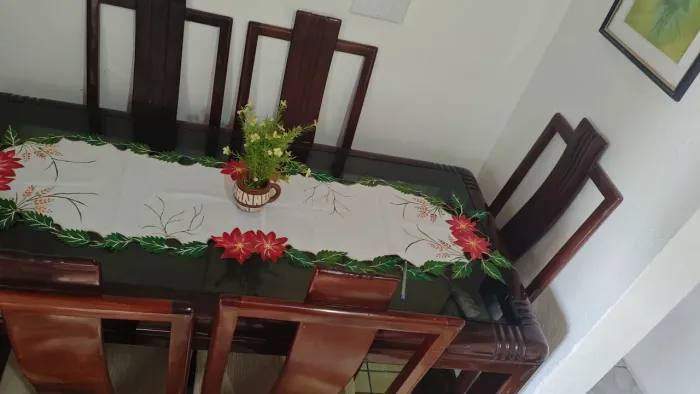 Mesa pesada de madeira de lei maciça antiga